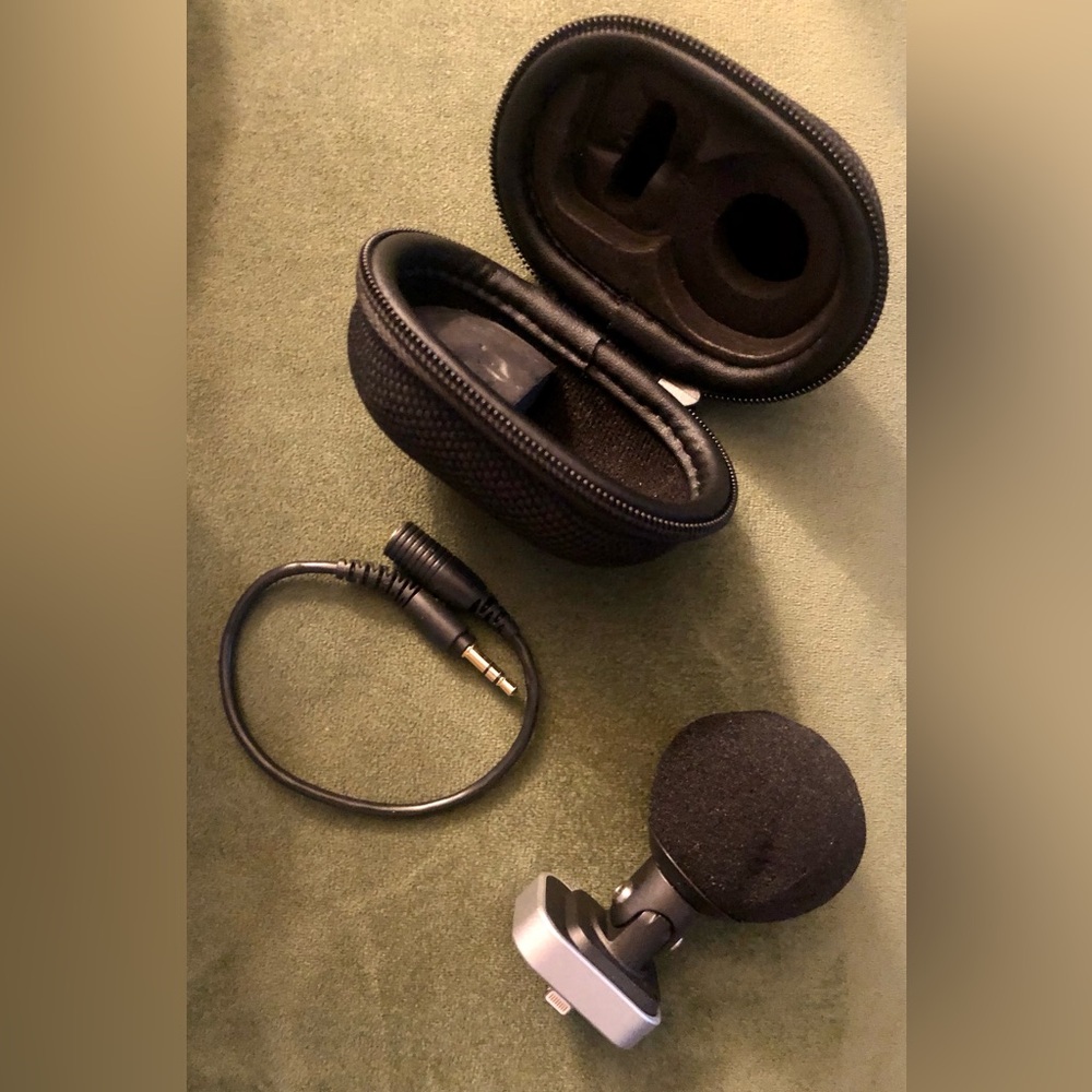 Shure MV88 Digital Stereo Condenser Microphone IOS Lightning Connection